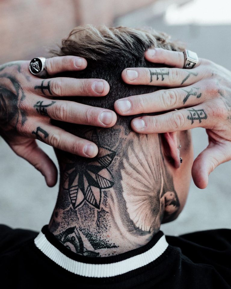 Le monde fascinant des tatouages au cou pour homme