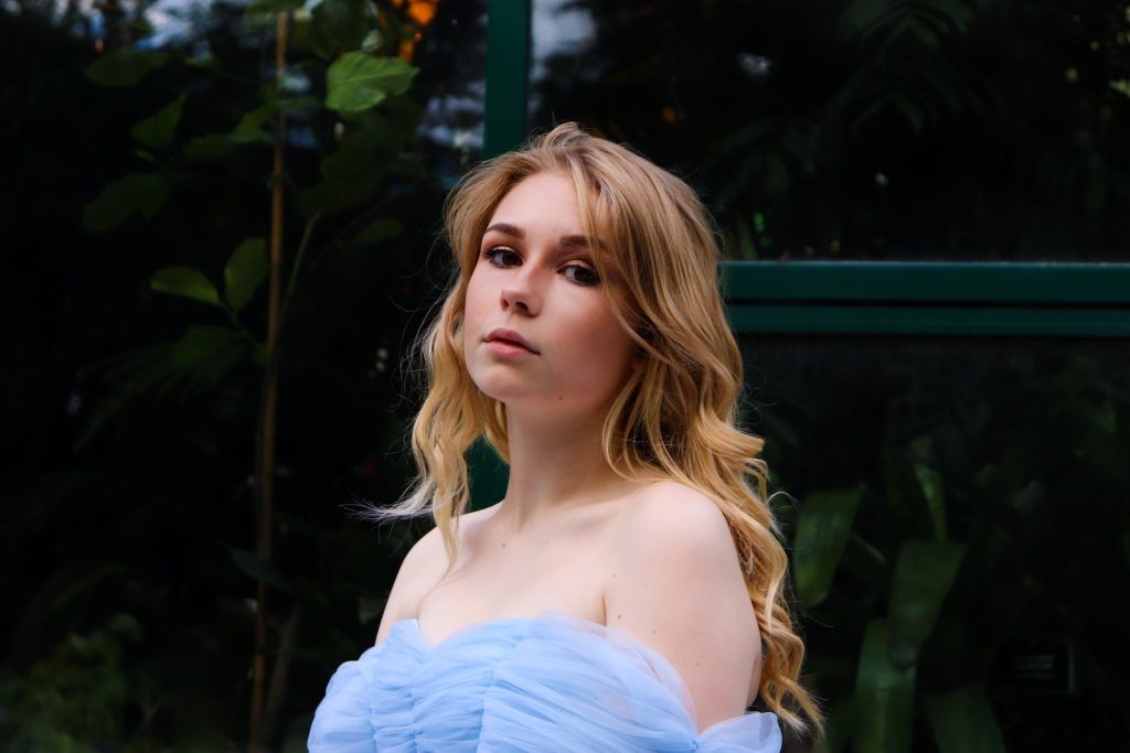 femme en robe bleue à épaulettes