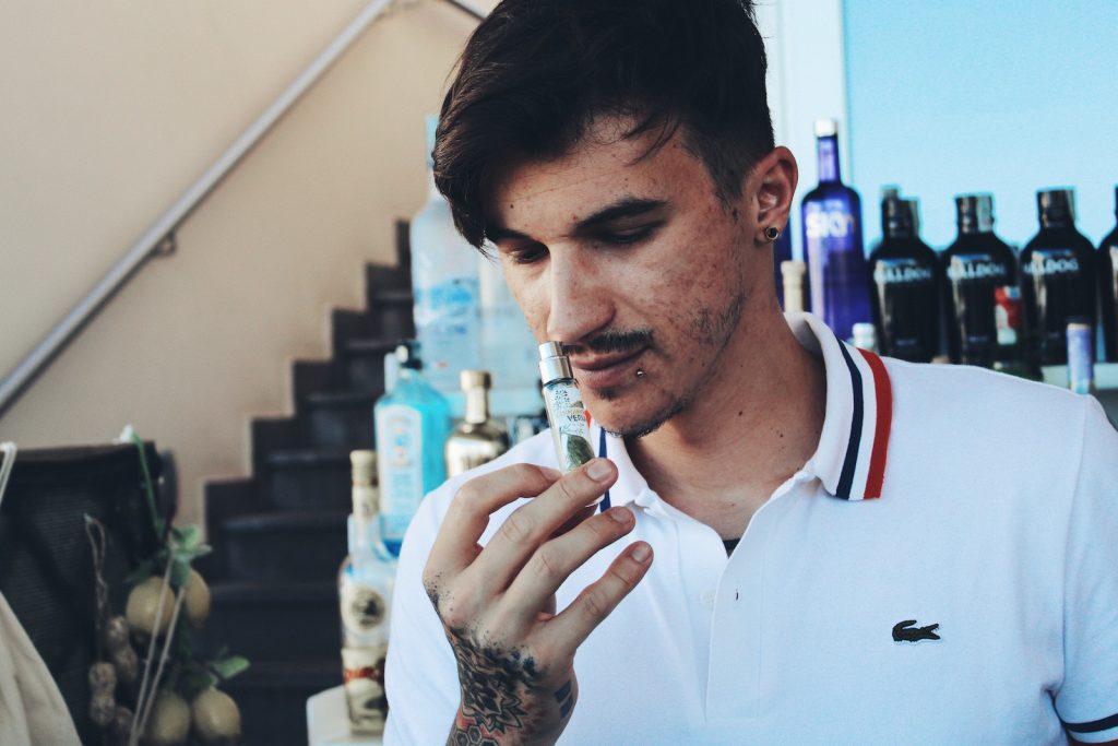 Un homme fume une cigarette dans un bar.