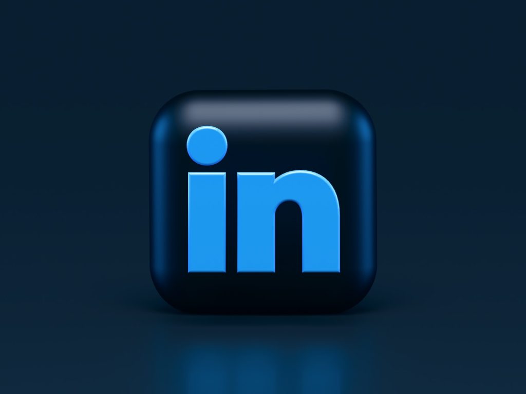 Logo Linkedin sur fond sombre.
