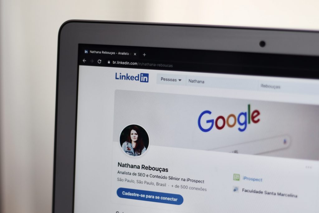 Le profil LinkedIn d'une femme est affiché sur un écran d'ordinateur.