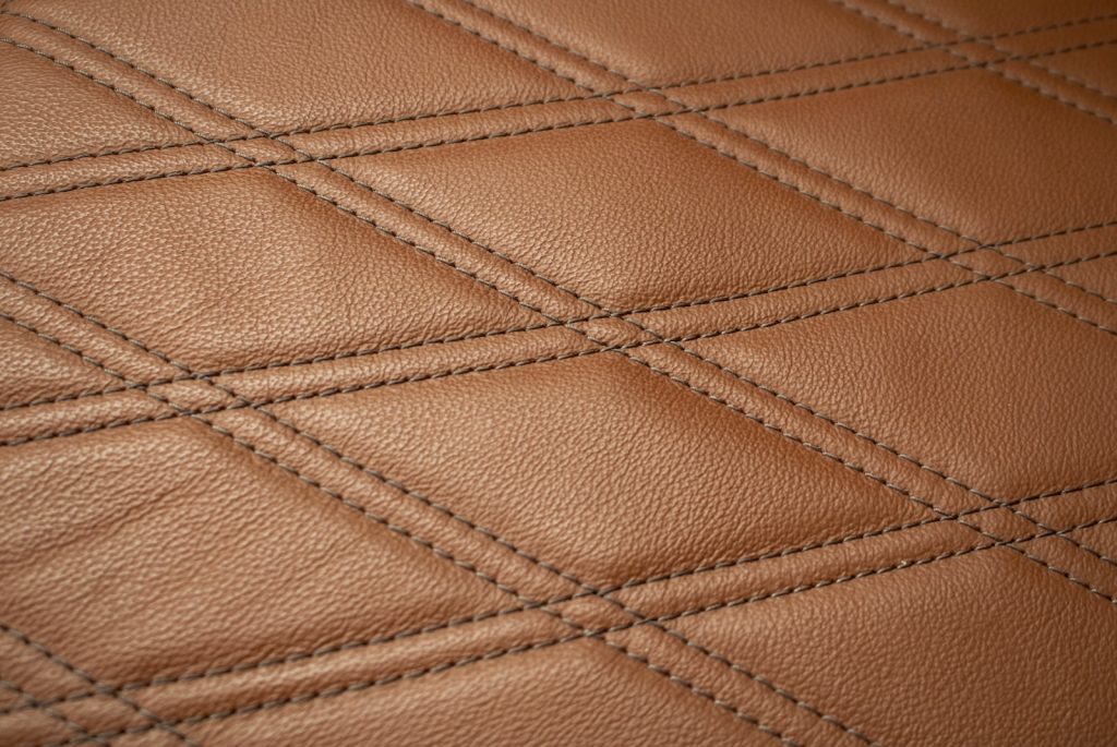 cuir brun matelassé