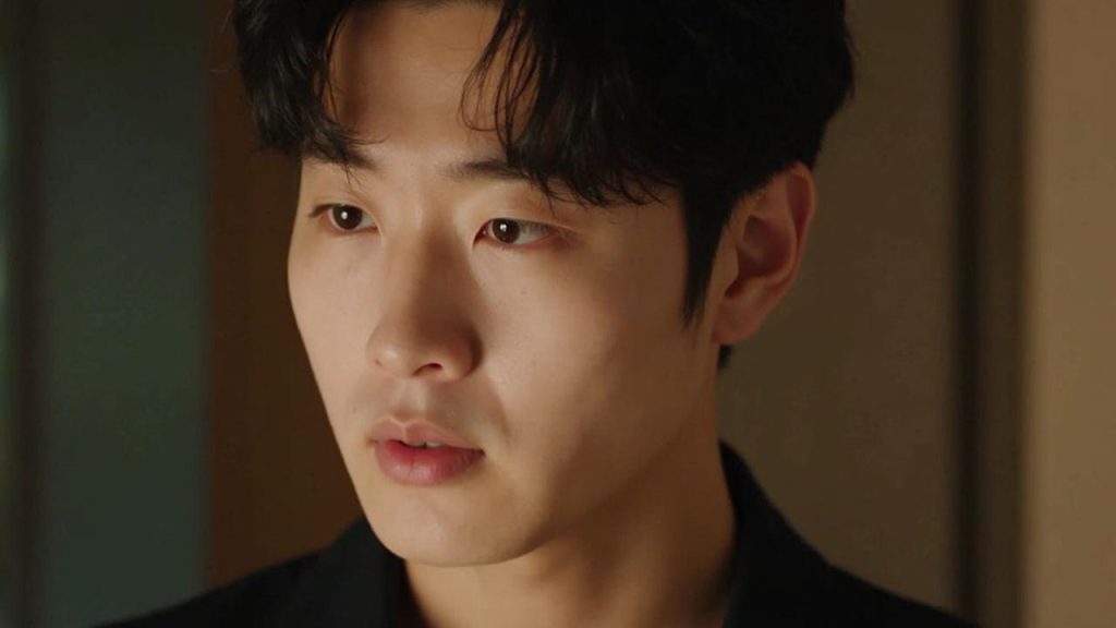 Gros plan sur le visage d'un homme jeune avec des traits asiatiques.