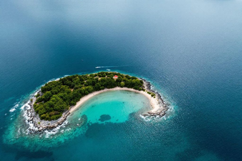 Moins fréquentée que Cassis, cette calanque du Var cache des eaux cristallines sans touristes
