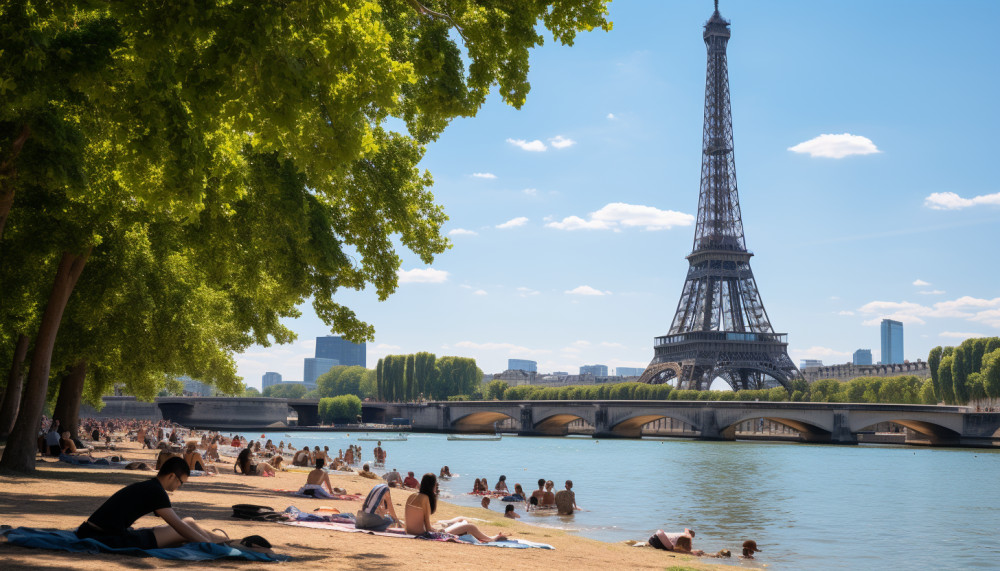 Les gens se détendent sur une rive sablonneuse près de la Tour Eiffel par une journée ensoleillée, avec des arbres fournissant de l'ombre et un ciel bleu clair au-dessus.