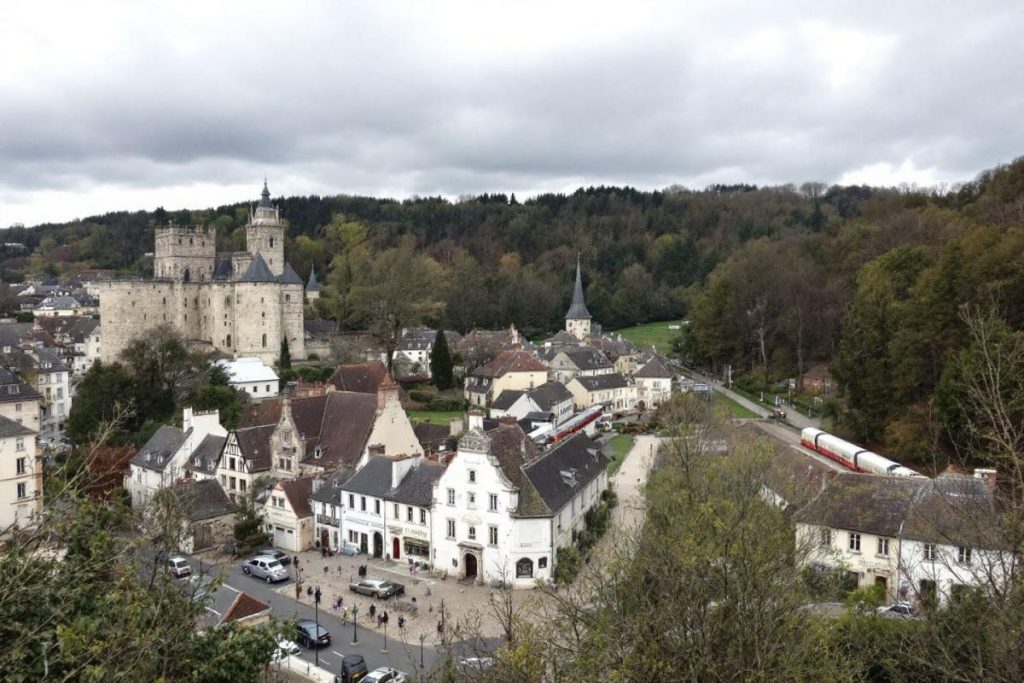Située à 2h de train, cette ville fortifiée des Hauts-de-France est idéale pour une parenthèse historique