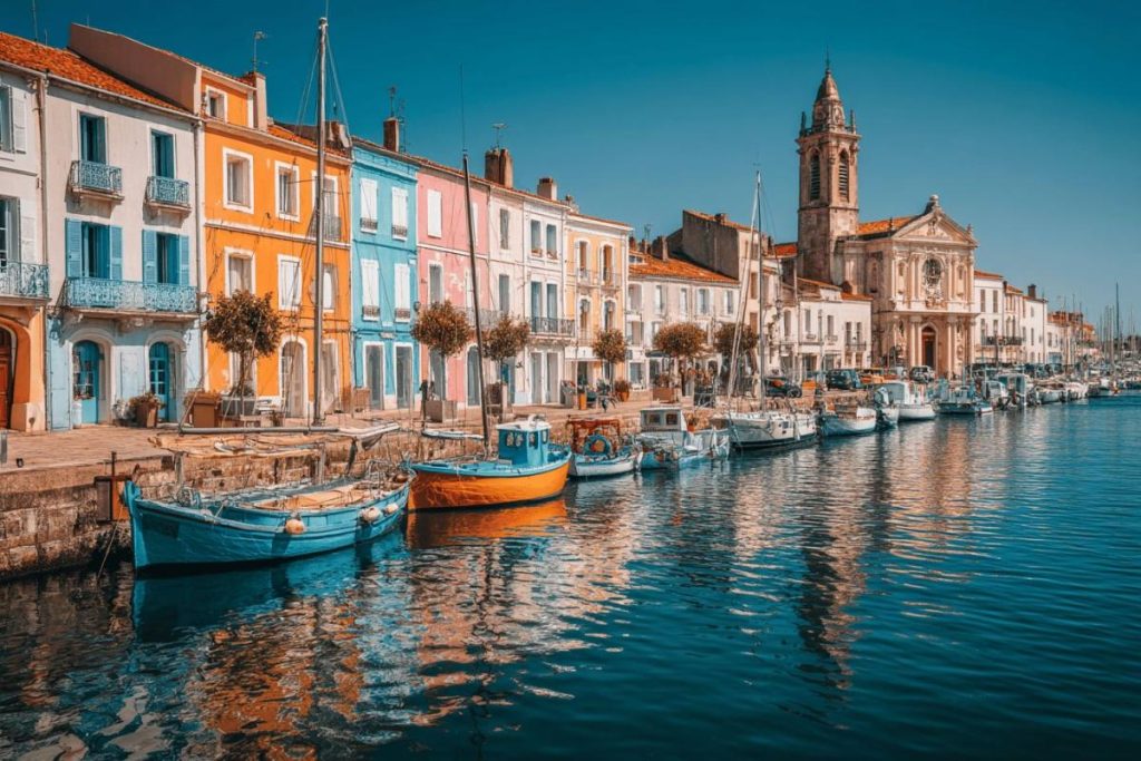 Moins populaire que La Rochelle, cette ville portuaire vendéenne a gardé toute son authenticité