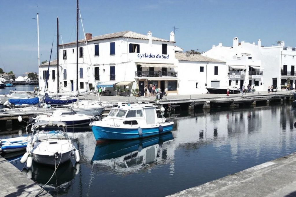 Ce port secret de Camargue, surnommé le “Cyclades du Sud”, étonne par son calme et ses façades chaulées