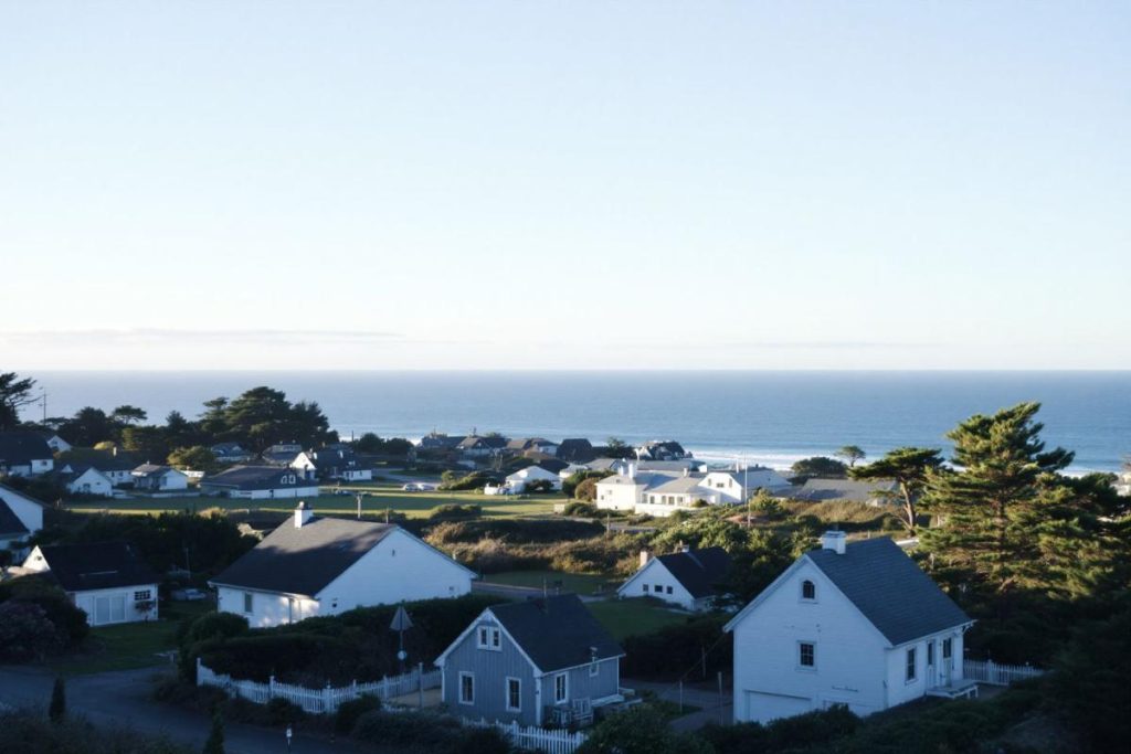 Ce village balnéaire des Landes, surnommé le “Tinos gascon”, allie maisons blanches, pins et horizon océanique