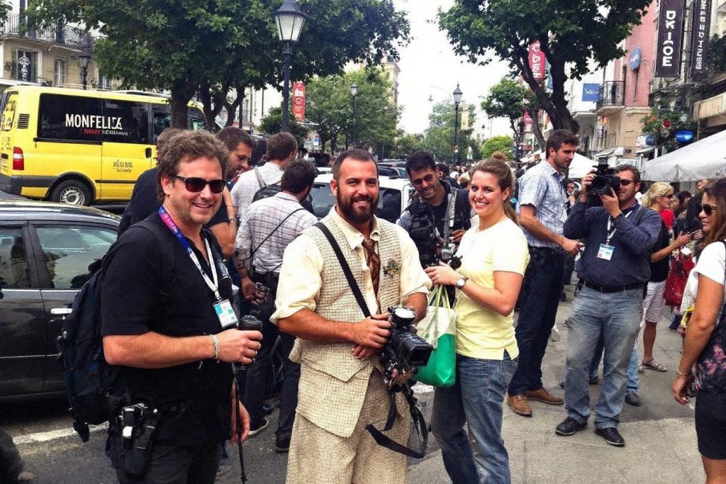 Groupe de photographes professionnels dans une rue animée