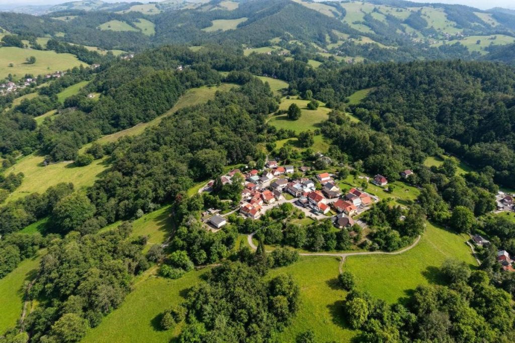 Ce village basque, loin de la frénésie estivale, domine une mer de collines vertes