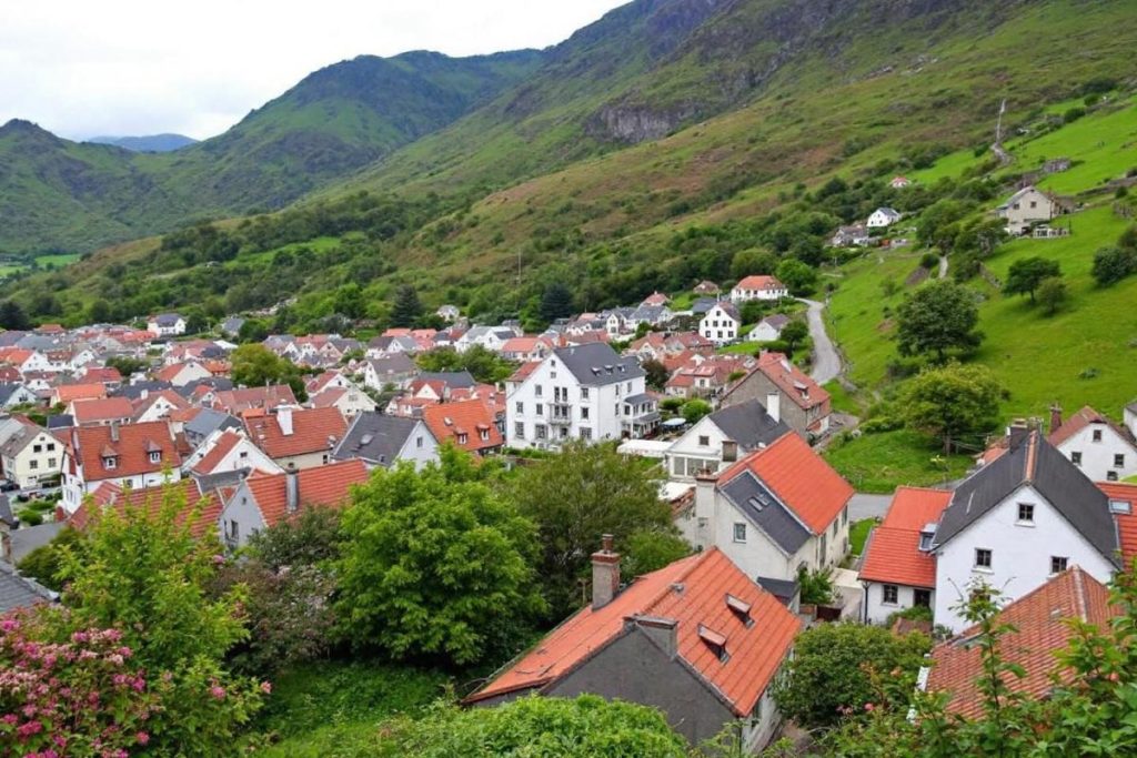 Ce village du Pays Basque, perché entre mer et montagne, séduit les artistes en quête d’authenticité
