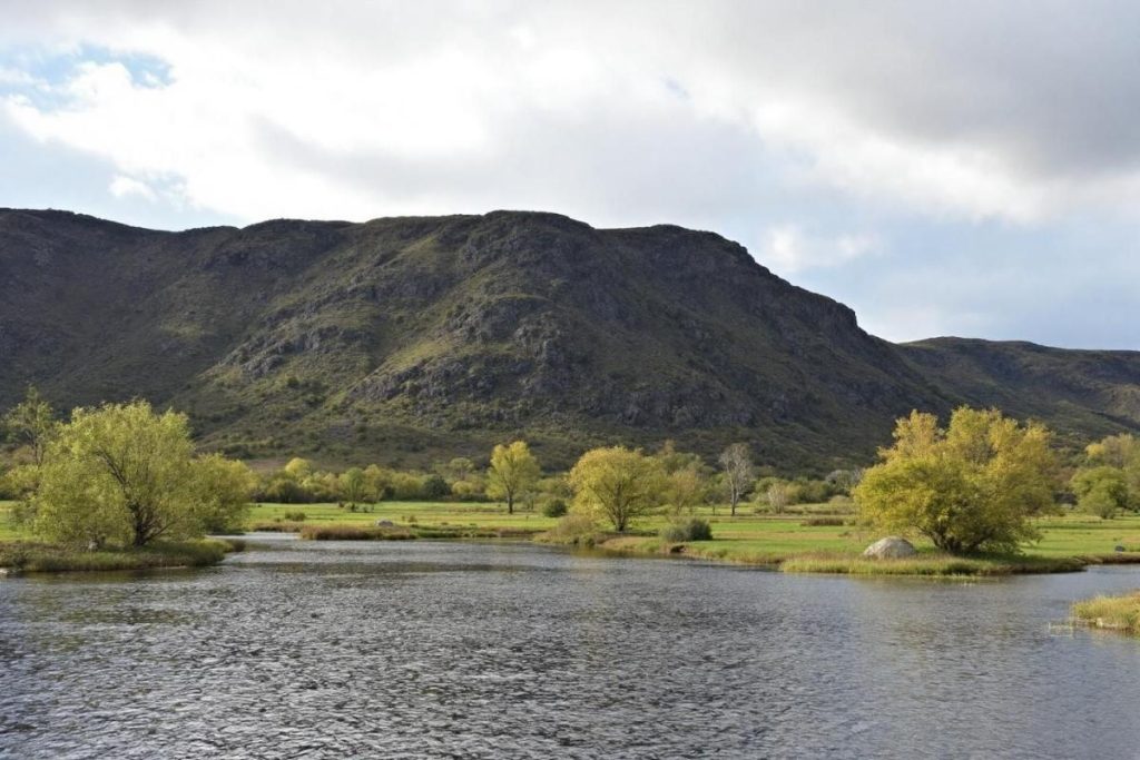 Trop souvent ignorée, cette région volcanique d’Auvergne offre une nature brute et saisissante