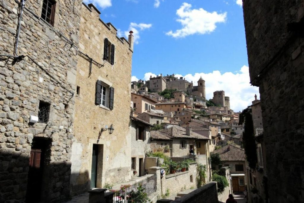 Cité médiévale perchée, elle attire les curieux en quête d’authenticité loin du tourisme de masse