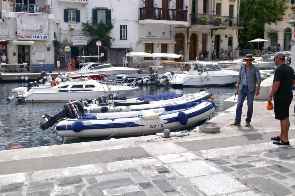 Tournez le dos à Mykonos, ce petit port des Cyclades respire encore la tranquillité et la vie locale