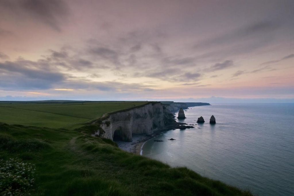 Oubliez Étretat : cette falaise normande est tout aussi spectaculaire… et bien plus calme