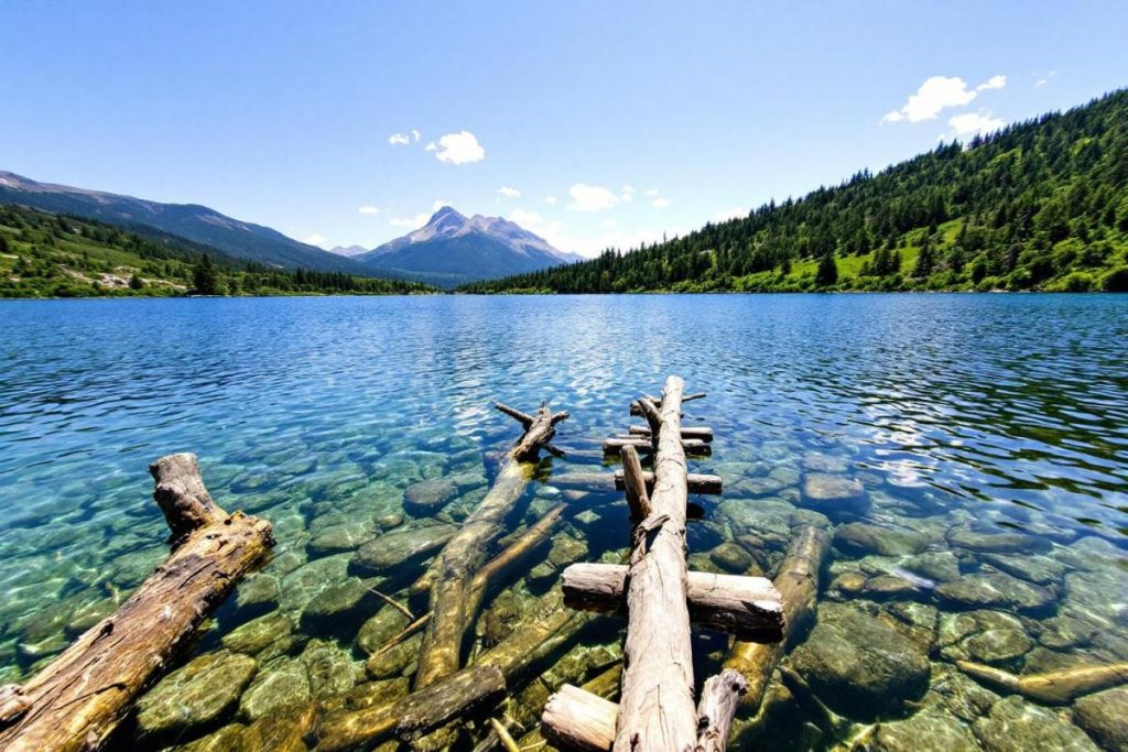 Ce lac alpin discret est idéal pour une baignade paisible en pleine nature