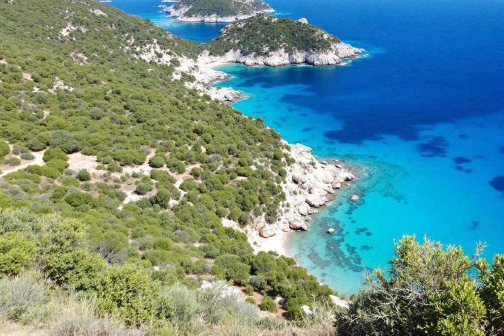 Délaissez les Baléares, cette île sauvage et préservée de Méditerranée offre des criques d’un bleu irréel