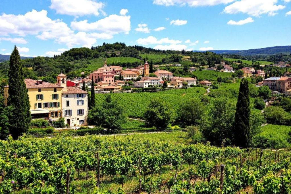 Entre vignes et collines, cette perle du Luberon offre un autre visage de la Provence