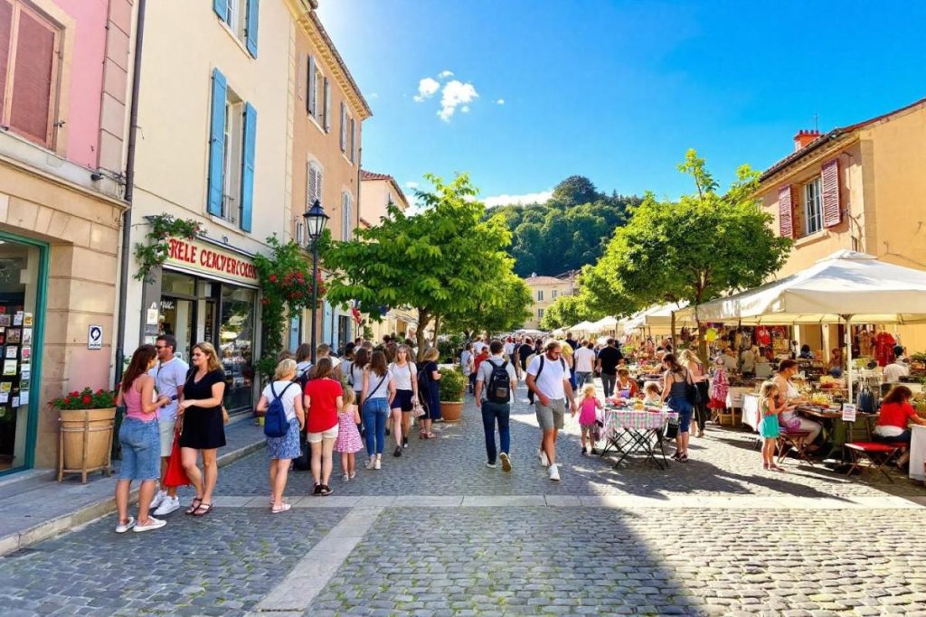 Cette ville provençale aux airs de carte postale séduit par son marché aux senteurs d’olive et de thym