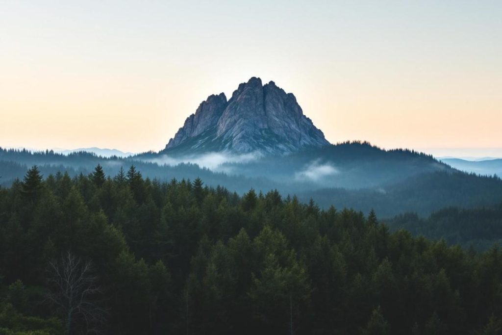 Peu fréquenté mais spectaculaire : ce massif français étonne ceux qui s’y aventurent