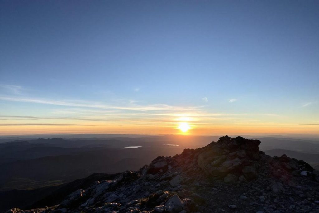 Ce sommet du Massif central offre un panorama époustouflant au lever du soleil