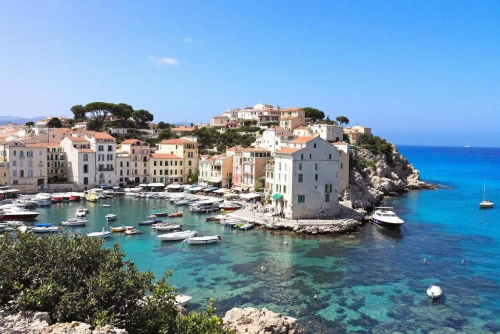 Oubliez Cassis : ce port discret des Bouches-du-Rhône a les mêmes calanques… sans les files d’attente