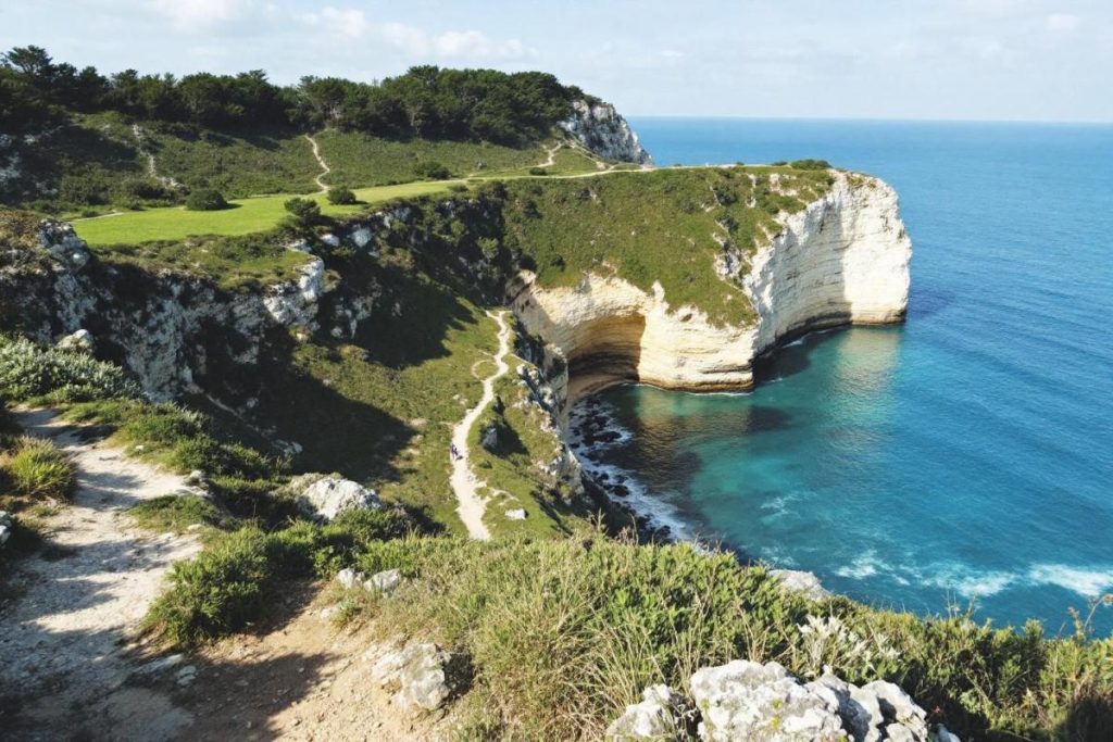 Ce sentier côtier français classé secret mène à des criques dignes des Seychelles
