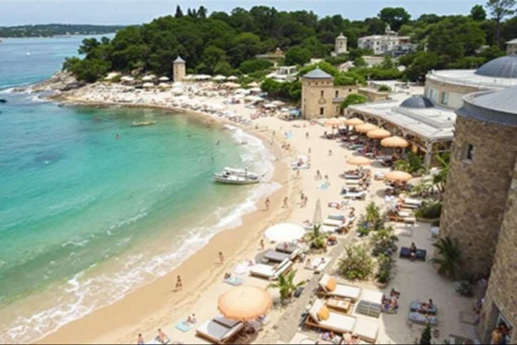 Cette station balnéaire française des années 60 devient la destination la plus hype de l’été