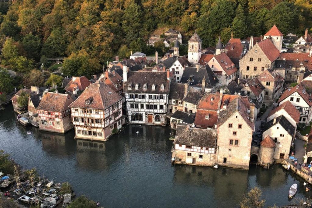 À moins de deux heures de Paris, ce village médiéval entouré d’eau est un joyau classé