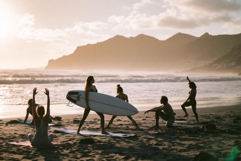 La nouvelle Hossegor ? Ce spot discret attire désormais les bobos parisiens amateurs de yoga et de surf