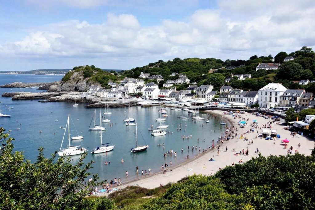 Tout le monde pensait que ce village du Finistère était “trop reculé” – jusqu’à ce que les touristes s’y pressent chaque été
