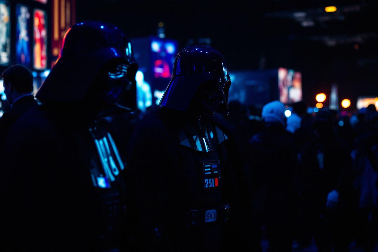 Silhouette de Dark Vador dans une ambiance nocturne urbaine