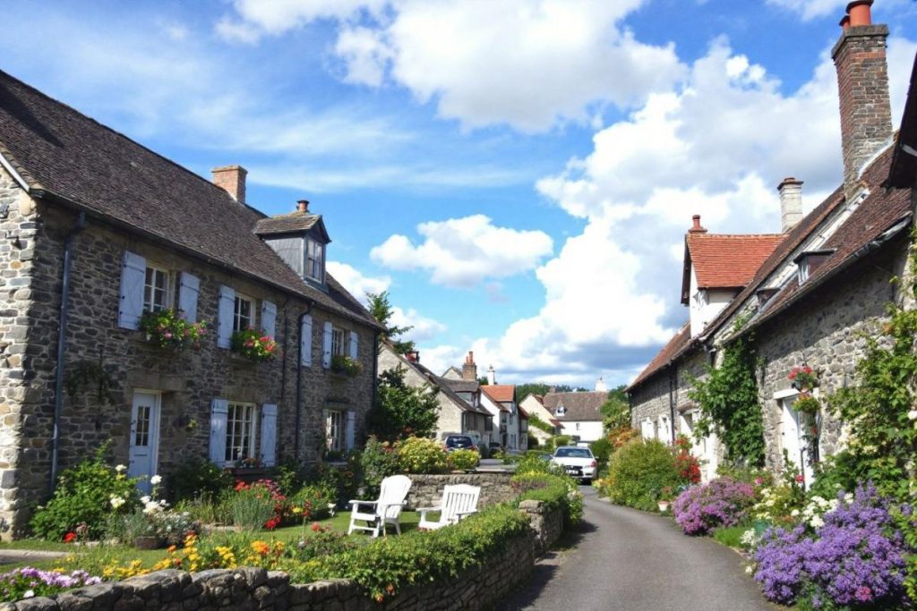 Ce village de Bretagne est un havre de paix où les retraités trouvent calme et authenticité
