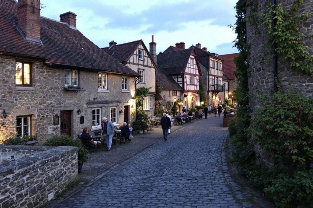 Ce village fortifié attire les retraités passionnés de patrimoine