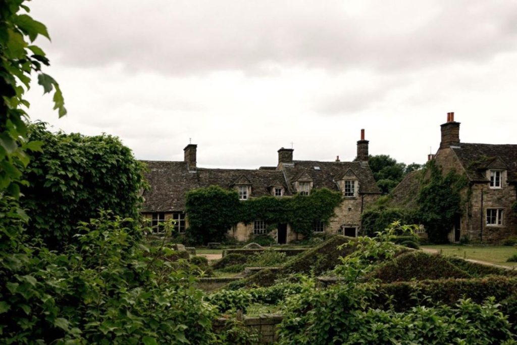 Plus charmante que Saint-Cirq-Lapopie, plus historique que Rocamadour… et pourtant désertée