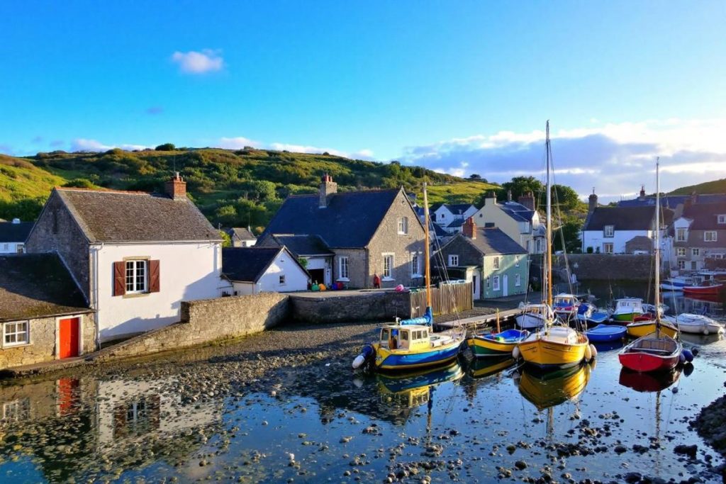 Ce bourg côtier du Finistère, plus authentique que Bénodet, séduit les voyageurs en quête de simplicité