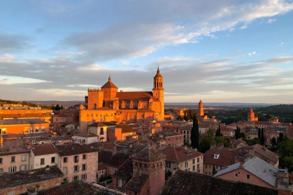 Près de Toulouse, ce bourg médiéval classé séduit par sa pierre rouge et son ambiance paisible