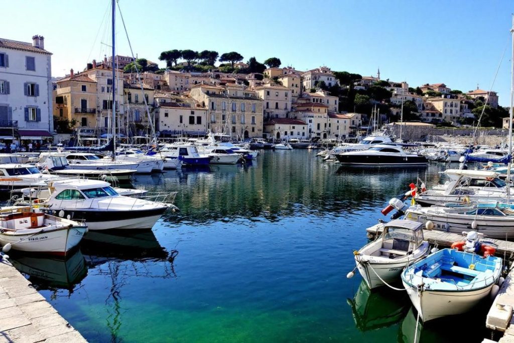 À quelques kilomètres de Marseille, ce port discret dévoile un charme bien plus authentique que la ville voisine