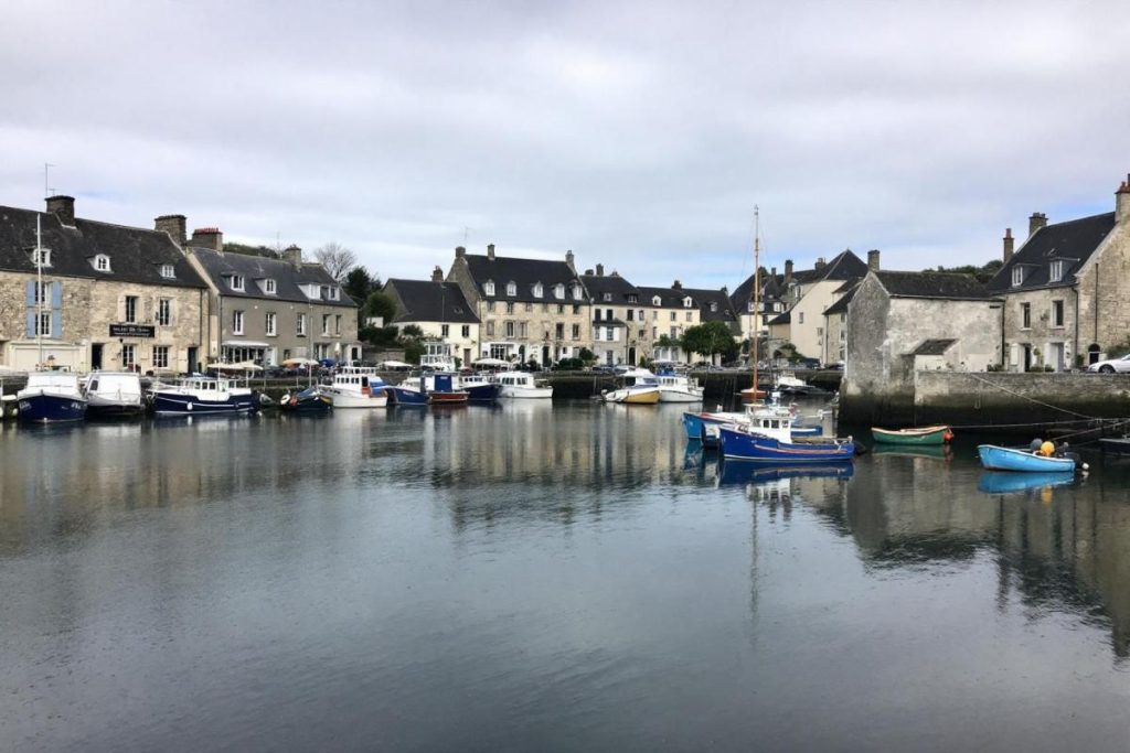Ce petit port breton, plus préservé que Quiberon, dévoile un charme hors du temps