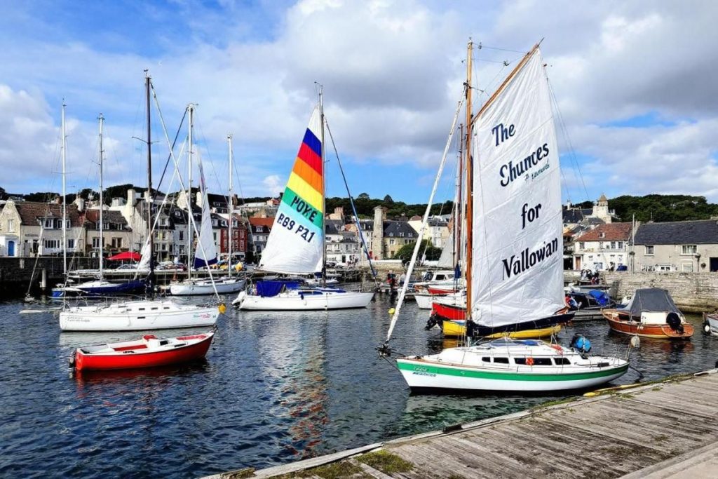Ce port du Golfe du Morbihan, plus calme qu’Auray, séduit par ses ruelles pavées et ses voiliers colorés