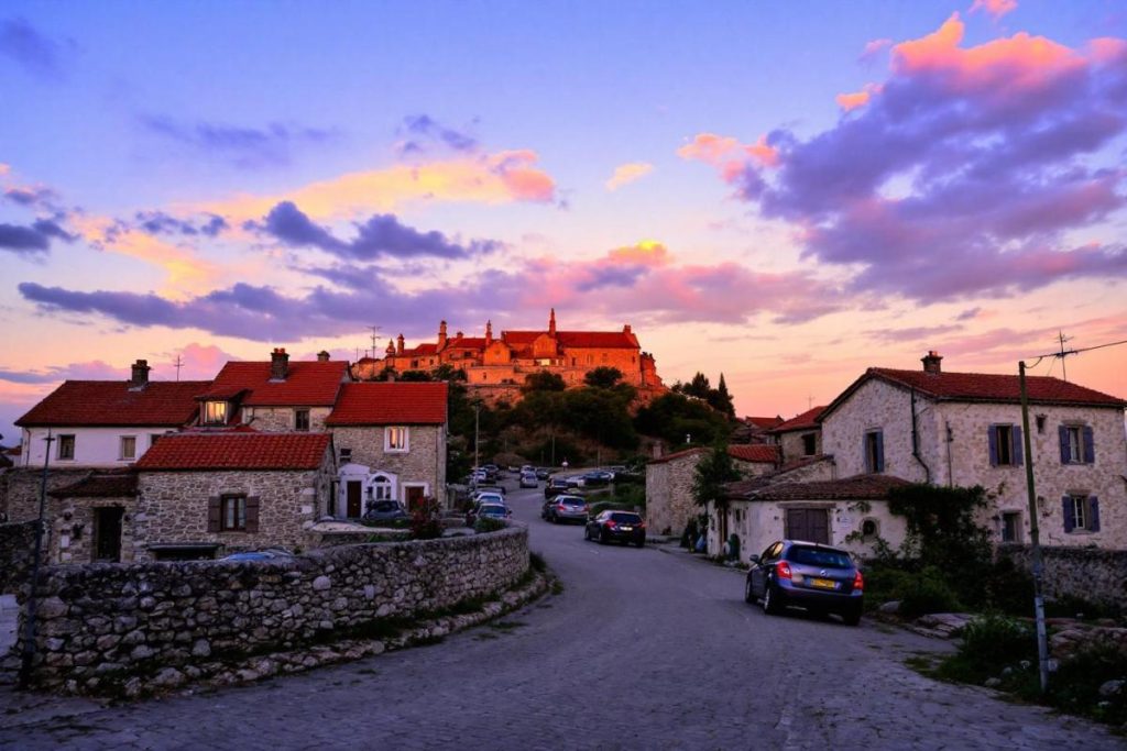 Accroché à flanc de montagne, ce village des Alpes-Maritimes domine la Méditerranée