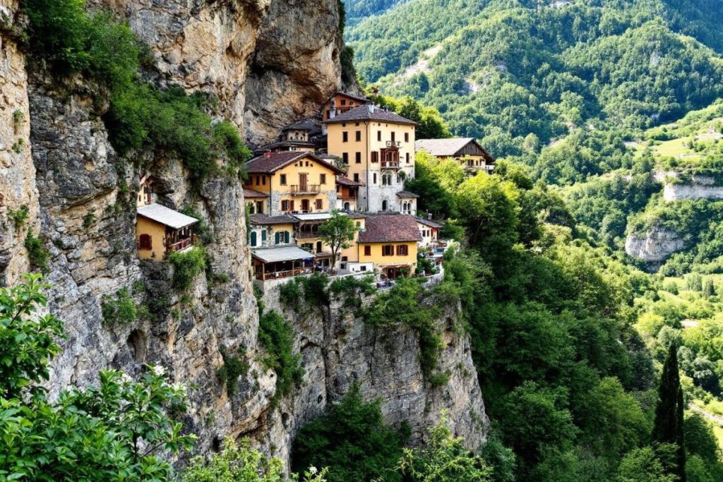 Perché à plus de 900 mètres, ce village d’Ardèche offre un panorama à couper le souffle