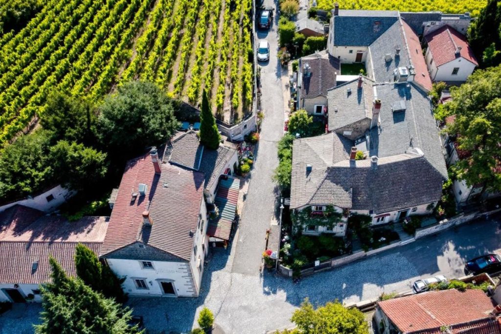 À 1h de Lyon, ce village perché est la découverte la plus étonnante du Beaujolais