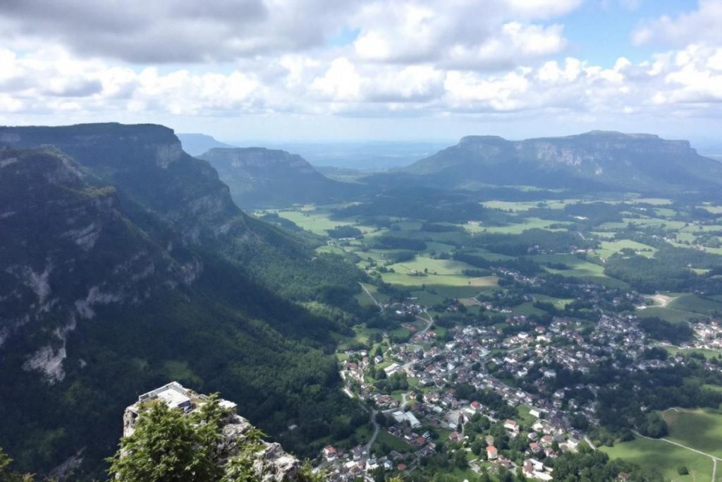 Perché sur son rocher, ce village du Tarn offre une vue vertigineuse sur la vallée du Cérou