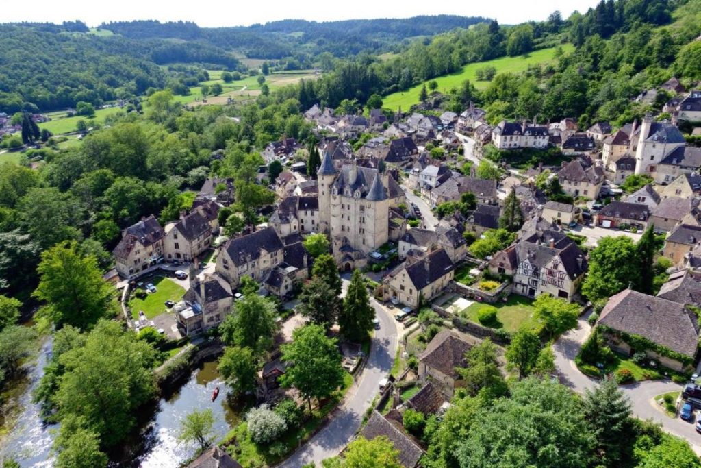 “Quel bonheur de flâner ici !” : ce village du Périgord séduit par ses ruelles médiévales et ses terrasses ombragées