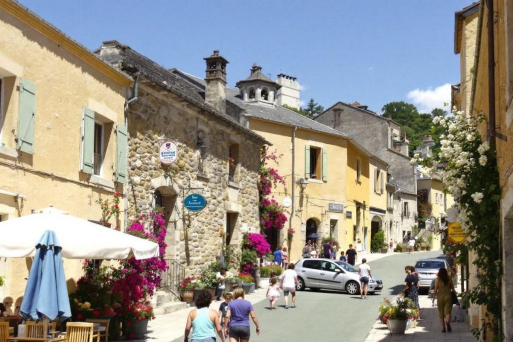 Ce village provençal "où le soleil ne meurt jamais"