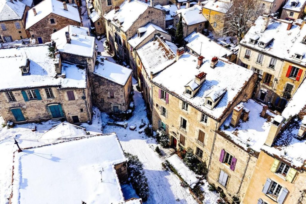 “On n’imaginait pas ça en France” : ce village suspendu de Provence coupe le souffle en hiver