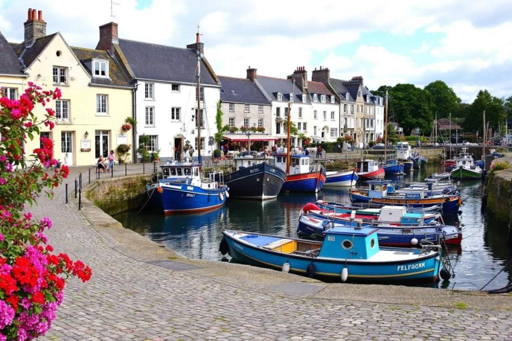 Ce village de pêcheurs du Morbihan, plus secret que Vannes, charme avec son port et ses ruelles fleuries