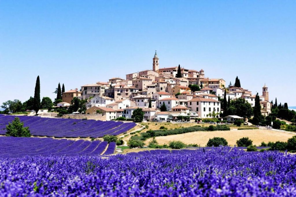 Entre ciel et lavandes, ce village du Vaucluse dévoile une vue unique sur le Luberon